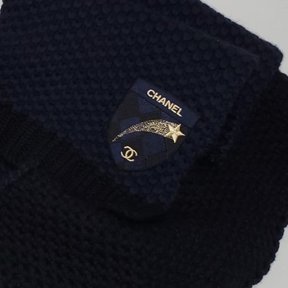 Perfect for Christmas! Chanel Scarf & Beanie - Picture 4 of 6